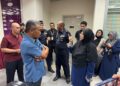 ADZLI Abu Shah (kanan) bertemu ahli keluarga kepada enam sekeluarga yang maut dalam nahas membabitkan sebuah Proton X50 dan lori  ketika hadir ke Jabatan Forensik HSB di Alor Setar. - UTUSAN/ SHAHIR NOORDIN