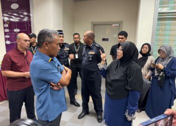 ADZLI Abu Shah (kanan) bertemu ahli keluarga kepada enam sekeluarga yang maut dalam nahas membabitkan sebuah Proton X50 dan lori  ketika hadir ke Jabatan Forensik HSB di Alor Setar. - UTUSAN/ SHAHIR NOORDIN