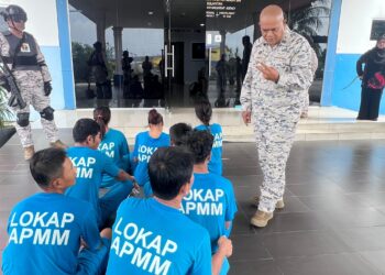 KAMAL Mohamad (kanan) memeriksa pendatang asing tanpa izin (PATI) yang ditangkap Maritim Malaysia Kelantan di Tok Bali, Pasir Puteh, Kelantan.