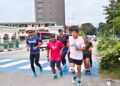 NEOW Choo Seong (kanan) yang dalam misi larian sejauh 290 kilometer dari Taiping ke Bangunan Parlimen di Kuala Lumpur tiba di Ipoh padang, Ipoh hari ini.