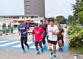 NEOW Choo Seong (kanan) yang dalam misi larian sejauh 290 kilometer dari Taiping ke Bangunan Parlimen di Kuala Lumpur tiba di Ipoh padang, Ipoh hari ini.