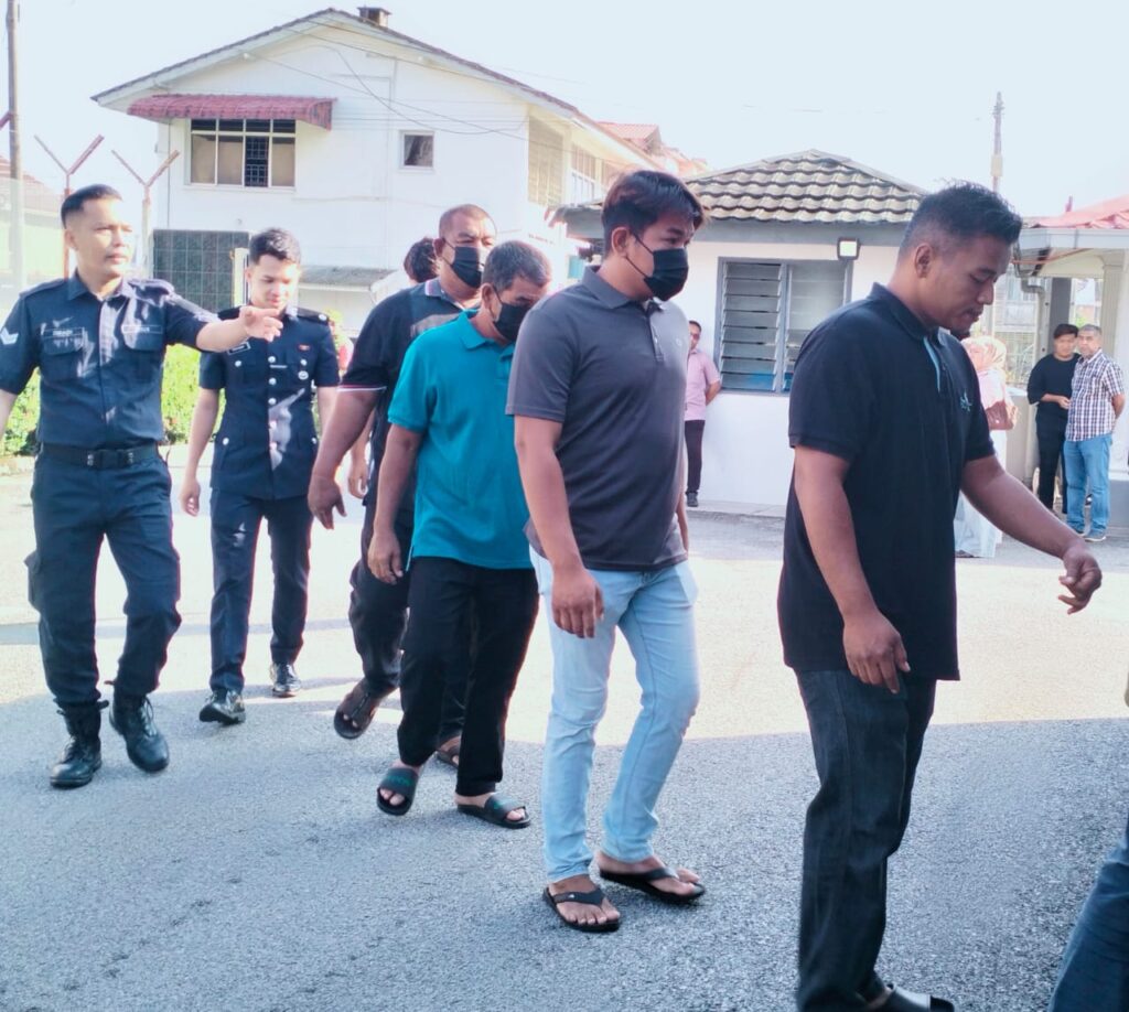 Tujuh individu merusuh, pukul cikgu sekolah memandu didenda 