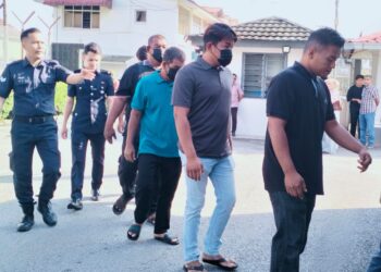 TERTUDUH tiba untuk prosiding perbicaraan di Mahkamah Majistret Tumpat, Kelantan. - UTUSAN/ROHANA ISMAIL