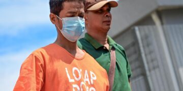 DARUSALAM Ab. Rahman semasa dibawa ke Mahkamah Setiu, Terengganu.  - UTUSAN/PUQTRA HAIRRY