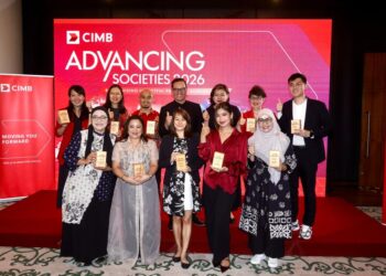 TONI Darusman (tengah belakang)  bersama Azizulhasni Awang (tiga dari kiri) dan 11 NGO, aktivis sosial dan rakan komuniti dari Malaysia, Singapura, Filipina serta Indonesia yang menerima pengiktirafan daripada CIMB di Menara CIMB di sini, semalam. UTUSAN/ISKANDAR ISHAK