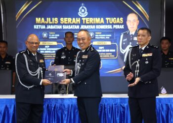 MOHD. Alwi Zainal Abidin (tengah) pada majlis serah terima tugas jawatan Ketua Jabatan Siasatan Jenayah Komersil Polis Perak di Ipoh hari ini.