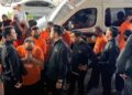 KESEMUA 13 suspek termasuk pengarah dan timbalan pengarah tiba di Mahkamah Majistret Ipoh, semalam atas dakwaan rasuah RM2.5 juta.
