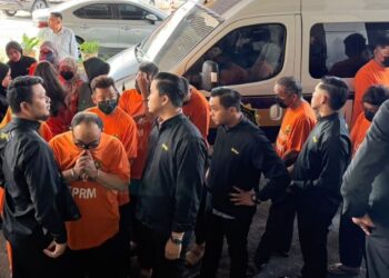 KESEMUA 13 suspek termasuk pengarah dan timbalan pengarah tiba di Mahkamah Majistret Ipoh, semalam atas dakwaan rasuah RM2.5 juta.