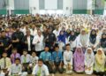 FADIL Marsus (lima dari kiri) ketika bergambar bersama guru dan pelajar pada Majlis Peluncuran Advokasi Kesedaran Lalu Lintas di SMK Alam Damai, Kuala Lumpur, semalam. – UTUSAN/ISKANDAR ISHAK