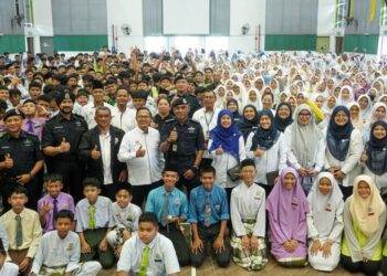 FADIL Marsus (lima dari kiri) ketika bergambar bersama guru dan pelajar pada Majlis Peluncuran Advokasi Kesedaran Lalu Lintas di SMK Alam Damai, Kuala Lumpur, semalam. – UTUSAN/ISKANDAR ISHAK