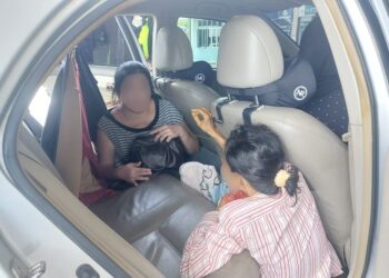 DUA warga asing yang cuba memasuki negara ini tanpa dokumen sah ditahan semasa sedang bersembunyi di bahagian tempat duduk belakang sebuah kereta semasa pemeriksaan di Kompleks Imigresen, Kastam, Kuarantin dan Keselamatan (ICQS) Padang Besar, Perlis, semalam.-UTUSAN