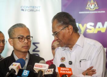 DZULKEFLY Ahmad dan Fahmi Fadzil dalam sidang akhbar di Putrajaya.