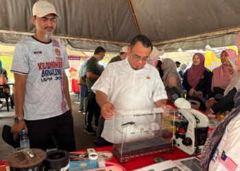 HILMI Abdullah (tengah) melihat replika nyamuk sempena Program Gotong-Royong Mega Perangi Aedes di Jalan Seri  Cemerlang Kota Bharu.- UTUSAN/ ROSLIZA MOHAMED