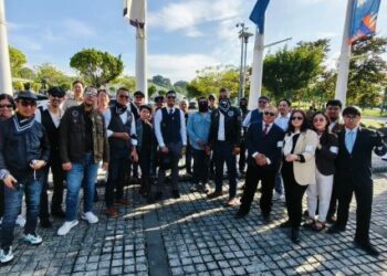 PENULIS (baris depan, empat dari kanan) bersama keluarga dan rakan-rakan dari Auto Bavaria Ara Damansara yang menyertai Distinguished Gentleman’s Ride (DGR) 2026.
