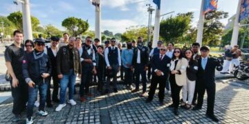 PENULIS (baris depan, empat dari kanan) bersama keluarga dan rakan-rakan dari Auto Bavaria Ara Damansara yang menyertai Distinguished Gentleman’s Ride (DGR) 2026.