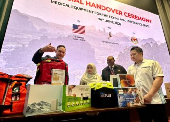 PAKAR Perubatan CMSE MYS,  Jon Anderson (kiri) menunjukkan peralatan perubatan yang disumbangkan kepada JKN Perak untuk Perkhidmatan Doktor Udara di Ipoh hari ini. - UTUSAN/LIYANA RAMLI