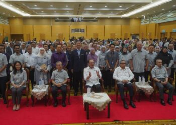 FAHMI Fadzil ketika mengiringi Perdana Menteri Datuk Seri Anwar Ibrahim ANWAR pada Majlis Perjumpaan bersama warga Kementerian Komunikasi Putrajaya. - UTUSAN/FAISOL MUSTAFA