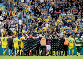PEMAIN Denmark dan Ukraine mengelilingi Christian Eriksen ketika bintang Denmark itu dibawa keluar untuk menerima rawatan selepas rebah ketika aksi persahabatan antarabangsa di Stadium Odense, hari ini. - AFP