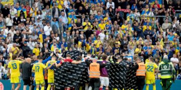 PEMAIN Denmark dan Ukraine mengelilingi Christian Eriksen ketika bintang Denmark itu dibawa keluar untuk menerima rawatan selepas rebah ketika aksi persahabatan antarabangsa di Stadium Odense, hari ini. - AFP