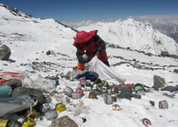 PENDAKI meninggalkan sampah pada ketinggian 8,000 meter semasa ekspedisi pembersihan Everest di Gunung Everest. - AFP