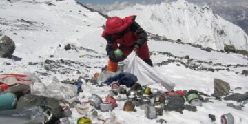 PENDAKI meninggalkan sampah pada ketinggian 8,000 meter semasa ekspedisi pembersihan Everest di Gunung Everest. - AFP