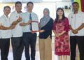 FADHLINA Sidek (tiga dari kanan) menyerahkan surat kelulusan pembinaan kepada Pengerusi Lembaga
Pengelola SJKC Heng Ee, Tan Sri Alex Ooi (tiga dari kiri) pada majlis penyerahan surat kelulusan pembinaan
bangunan baharu SJKC Heng Ee di George Town, Pulau Pinang semalam. – MINGGUAN/DANIAL SAAD