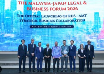 FADILLAH Yusof (tengah) ketika sesi bergambar pada perasmian Forum Undang-Undang dan Perniagaan Malaysia-Jepun 2026 di Hotel St Regis Kuala Lumpur hari ini. - UTUSAN/SYAKIR RADIN