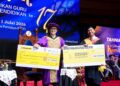 Kah Woh menyampaikan anugerah kepada salah seorang graduan Ijazah Sarjana Muda Pendidikan sempena Istiadat Konvokesyen IPG ke-17 2026, di Putrajaya.