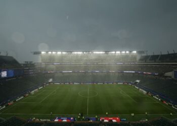 Hujan lebat membasahi Stadium Philadelphia ketika aksi Kumpulan I Piala Dunia 2026 antara Perancis dan Iraq dihentikan pada waktu rehat separuh masa susulan amaran ribut petir yang dikeluarkan pihak berkuasa tempatan hari ini. – AFP