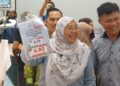 FUZIAH Salleh (kiri) menunjukkan tanda harga ayam pada Program Jualan Rahmah Madani (PJRM) di Pasar Raya Pantai Selamat di Kuantan, Pahang.