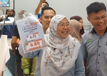 FUZIAH Salleh (kiri) menunjukkan tanda harga ayam pada Program Jualan Rahmah Madani (PJRM) di Pasar Raya Pantai Selamat di Kuantan, Pahang.