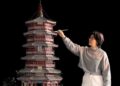 FAN Sumu menyempurnakan sentuhan akhir karya coklatnya pada sebuah pagoda menggunakan berus lukisan.
– AGENSI