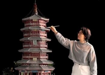 FAN Sumu menyempurnakan sentuhan akhir karya coklatnya pada sebuah pagoda menggunakan berus lukisan. 
– AGENSI