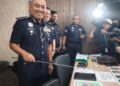 MOHD. Alwi Zainal Abidin menunjukkan barang rampasan selepas menahan lima suspek terlibat sindiket penipuan gores dan menang membabitkan mangsa warga emas.