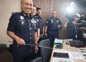 MOHD. Alwi Zainal Abidin menunjukkan barang rampasan selepas menahan lima suspek terlibat sindiket penipuan gores dan menang membabitkan mangsa warga emas.
