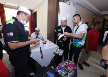 PETUGAS haji membantu menguruskan proses daftar masuk bandar (CCI) disediakan oleh Lembaga Tabung Haji (TH) di hotel penginapan jemaah, Mekah baru-baru ini.