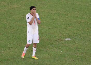 PERTAHANAN, Maghribi, Achraf Hakimi, tidak dapat menyembunyikan kekecewaan selepas gagal menyempurnakan sepakan penaltinya ketika penentuan penalti menentang Belanda, namun pasukan Atlas Lions tetap mara ke pusingan 16 terbaik Piala Dunia 2026 dengan kemenangan 3-2 menerusi penentuan penalti di Stadium Monterrey, hari ini. – AFP