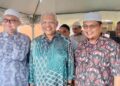 HAMZAH Zainudin (tengah) bersama ADUN Gunung Semanggol, Razman Zakaria (kiri) dan ADUN Selama, Mohd Akmal  Kamaruddin pada  majlis perkahwinan di Batu Kurau hari ini. - UTUSAN/WAT KAMAL ABAS