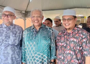 HAMZAH Zainudin (tengah) bersama ADUN Gunung Semanggol, Razman Zakaria (kiri) dan ADUN Selama, Mohd Akmal  Kamaruddin pada  majlis perkahwinan di Batu Kurau hari ini. - UTUSAN/WAT KAMAL ABAS