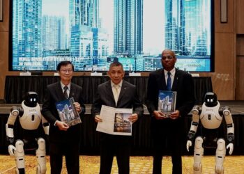 LIM Kim Hong (tengah) bersama Pengarah Bukan Eksekutif Bukan Bebas I-Berhad, Dato’ Eu Hong Chew (kiri) dan Pengarah Bukan Eksekutif Bebas I-Berhad, Prem Kumar Subramaniam.