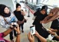 KETIGA-tiga ibu mangsa turut hadir semasa prosiding keputusan kes di Mahkamah Majistret Khas Trafik, Seremban hari ini.-UTUSAN/MOHD. SHAHJEHAN MAAMIN.