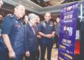 MOHD. Khalid Ismail (kiri) melawat reruai pada Majlis Pelancaran Perangi Scam Dua Pasukan Satu Matlamat di Kuala Lumpur. - UTUSAN/ISKANDAR ISHAK