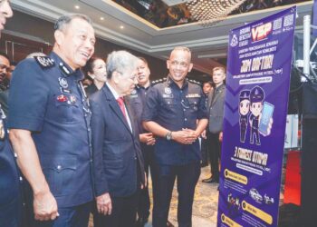 MOHD. Khalid Ismail  (kiri) melawat reruai pada Majlis Pelancaran Perangi Scam Dua Pasukan Satu Matlamat di Kuala Lumpur. - UTUSAN/ISKANDAR ISHAK