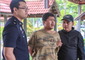 MUHAMMAD Nor Iman Abdullah (tengah)  dibawa keluar dari Mahkamah Sesyen Kuala Terengganu. -UTUSAN/PUQTRA HAIRRY