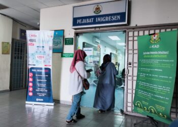 PEJABAT Imigresen Rantau Panjang, Kelantan kembali lengang sekali gus memudahkan urusan penduduk mendapatkan buku pas sempadan. - UTUSAN/ROHANA ISMAIL