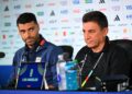Jurulatih Iran, Amir Ghalenoei (kanan) bercakap pada sidang media dan di sebelahnya penyerang, Mehi Taremi menjelang pertemuan menentang New Zealand dalam kempen Piala Dunia 2026 di Stadium Los Angeles, hari ini. - AFP