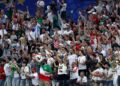 Penyokong Iran mengibarkan bendera dan memberi sokongan kepada pasukan kebangsaan mereka sebelum aksi Kumpulan G Piala Dunia 2026 menentang New Zealand di Stadium Los Angeles, California, hari ini, di sebalik protes yang berlangsung di luar venue perlawanan. – AFP