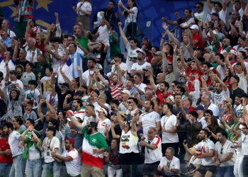 Penyokong Iran mengibarkan bendera dan memberi sokongan kepada pasukan kebangsaan mereka sebelum aksi Kumpulan G Piala Dunia 2026 menentang New Zealand di Stadium Los Angeles, California, hari ini, di sebalik protes yang berlangsung di luar venue perlawanan. – AFP