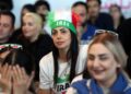 Rakyat Iran menonton aksi Piala Dunia 2026 antara Iran dan New Zealand menerusi tayangan skrin besar di Tehran Book Garden, Tehran, awal pagi tadi, dengan ramai sanggup berjaga sehingga subuh untuk memberikan sokongan kepada Team Melli yang mengikat lawan 2-2. – AFP