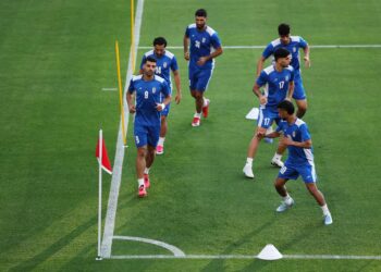 Penyerang Iran, Mehdi Taremi (depan) menjalani sesi latihan bersama rakan sepasukan di Pusat Latihan Centro Xoloitzcuintle, Tijuana, Mexico semalam sebagai persiapan menghadapi New Zealand dalam aksi pembukaan Kumpulan G Piala Dunia 2026 di Stadium SoFi, Los Angeles. - AFP